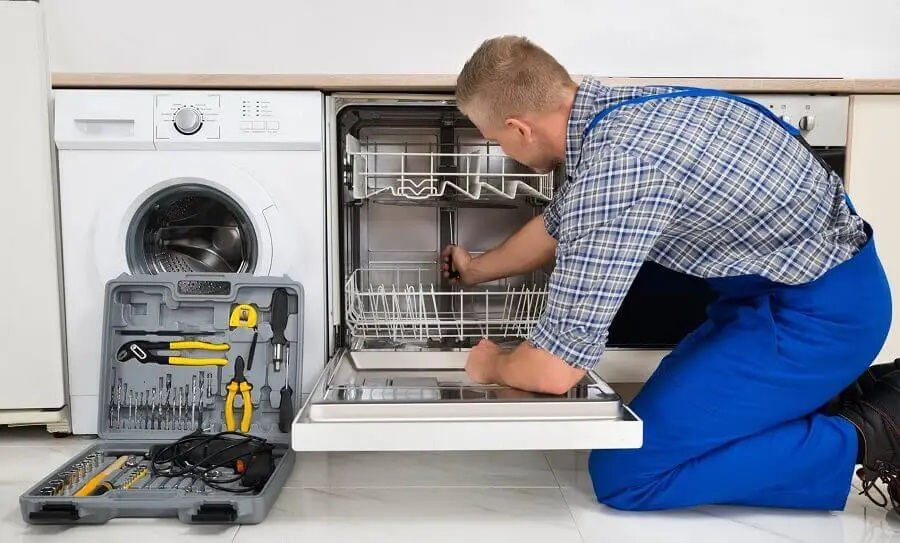 Mamak Protherm servisi teknisyen ekibi beyaz eşya tamiri yaparken
